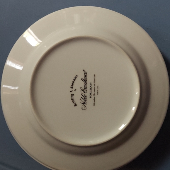 Decorative, holiday plate set. Near perfect condition. NO LONGER AVAILABLE - Picture 4 of 5